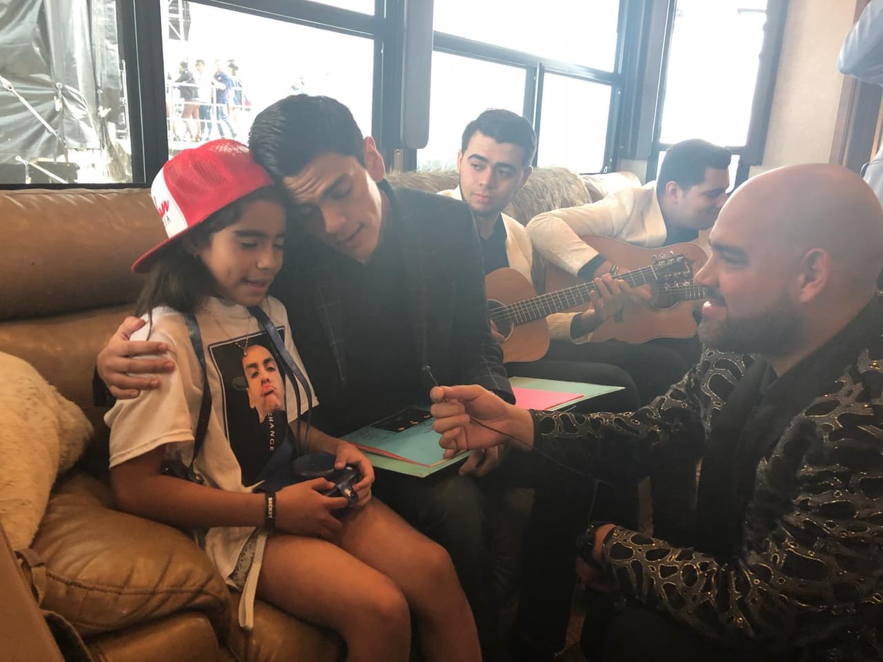 La abrazó y disfrutó de un emotivo momento.