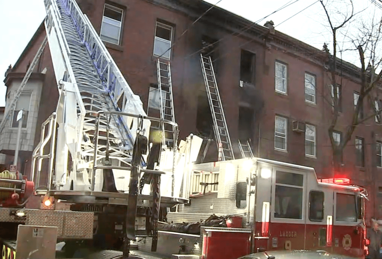 Al menos otros dos están heridos, según confirmó el jefe de bomberos, Adam Thiel.