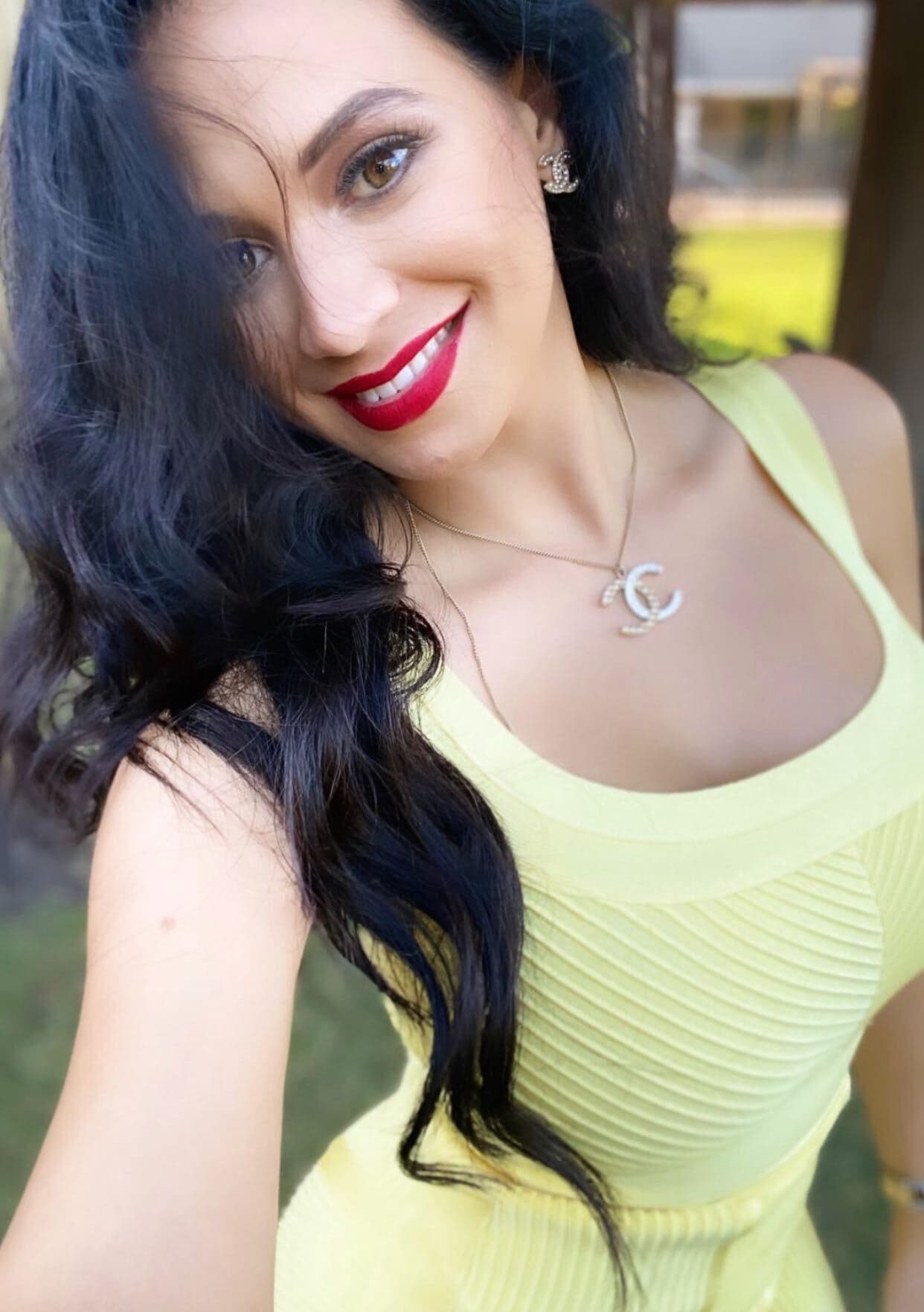 Adem谩s, con los vestidos cortos y apretados, puede presumir de sus curvas y escultural cuerpo.