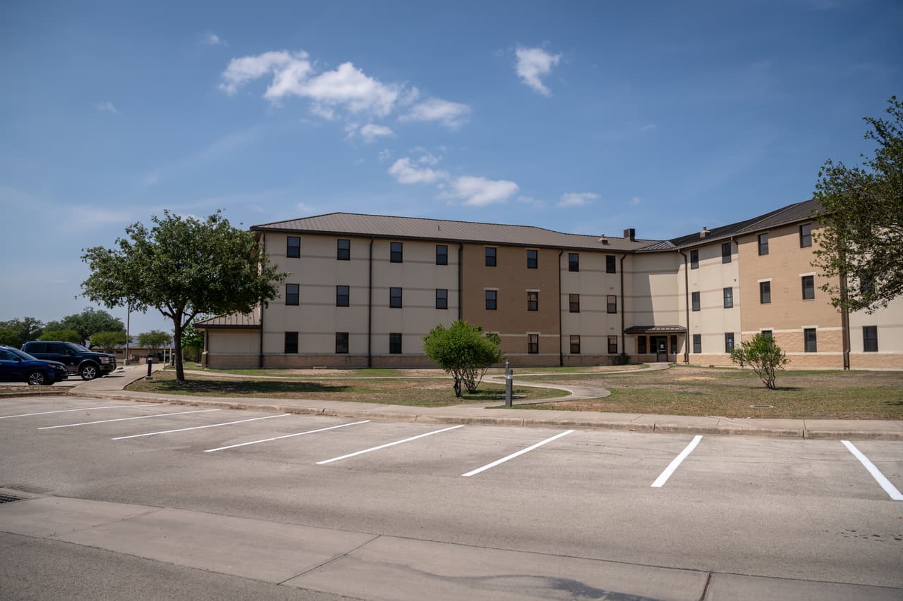 Según se informó, a todos se les hace la prueba del
<a href="https://www.univision.com/temas/coronavirus">coronavirus</a>.