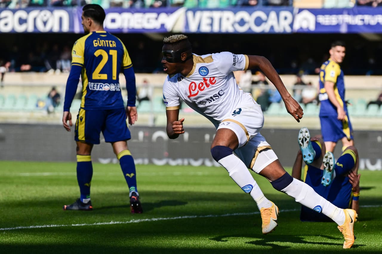 En un duelo donde el mexicano 'Chucky' Lozano jugó 63 minutos y tuvo un papel discreto, el nigeriano Victor Osimhen marcó los dos goles del Napoli, que valieron el triunfo ante Hellas Verona.