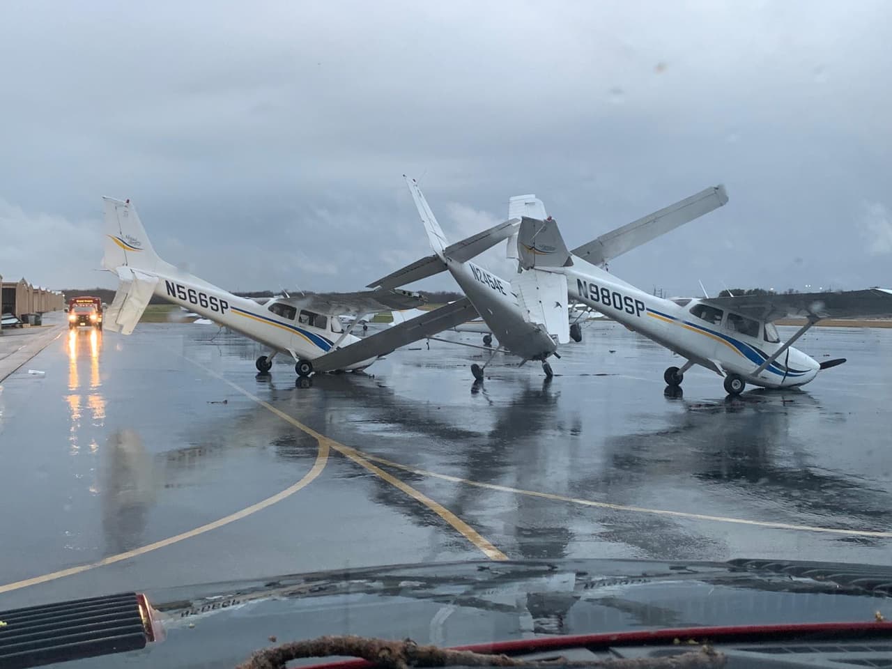El viento movió las avionetas para chocarlas entre sí en el aeropuerto de Grand Prairie.