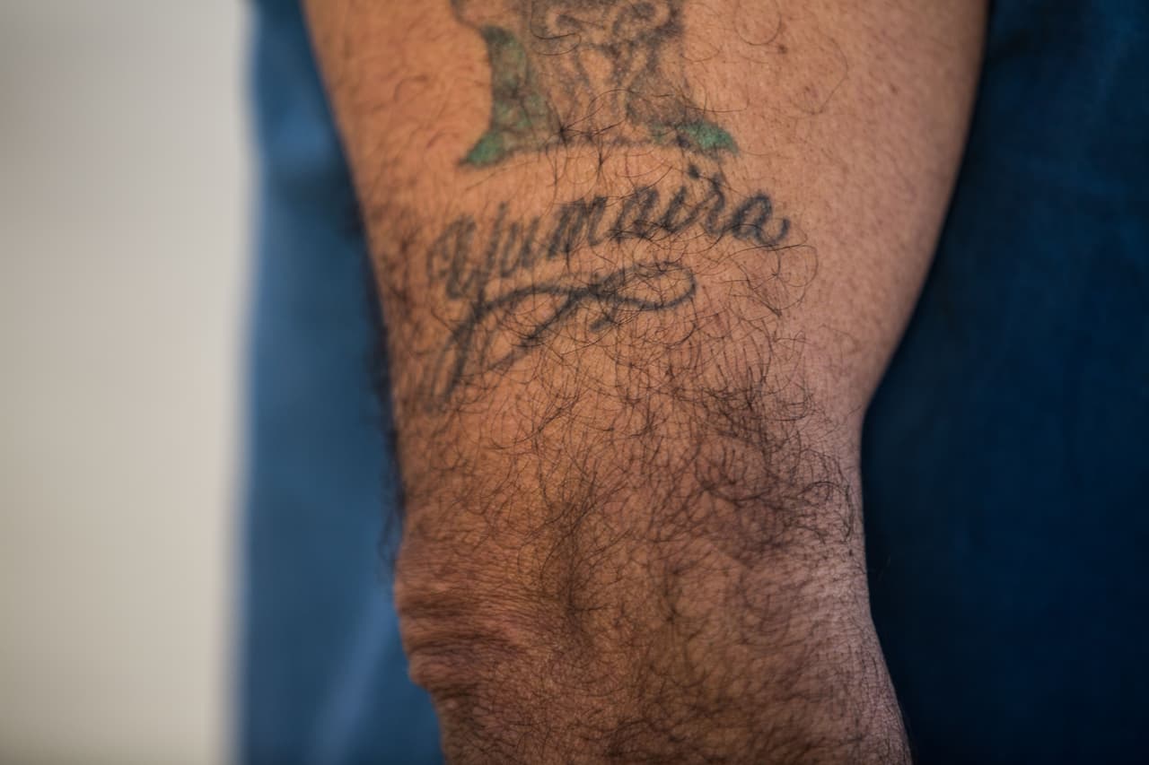 Antonio Martínez-Arreguín tiene un tatuaje con una virgen y el nombre de una de sus hijas en el brazo derecho. Lo enseña orgulloso después de la deportación.