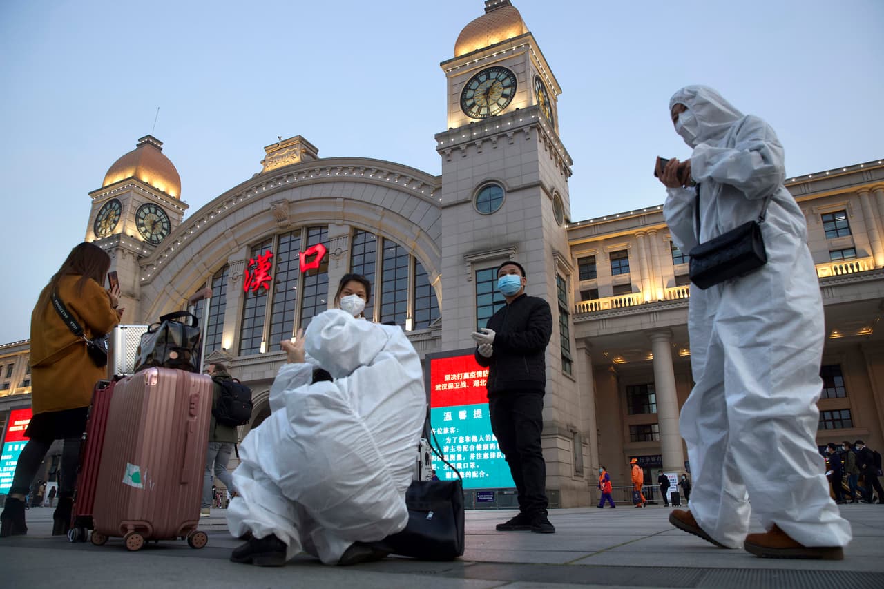 Pasajeros reunidos frente a la estación de tren Hankou en Wuhan, donde después de 11 semanas de cuarentena, partió el primer tren la mañana del miércoles. Los 11 millones de residentes de la ciudad tienen ahora permiso para salir sin una autorización especial, pero deben llevar una aplicación en su teléfono en la que las autoridades pueden vigilar sus movimientos, estado de salud y contacto con otras personas.