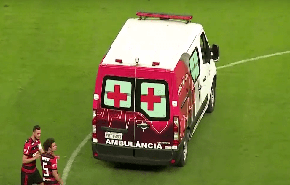 Entonces sucedió lo increíble: después de varios segundos el carro no salía del campo ante la espera de propios y extraños.