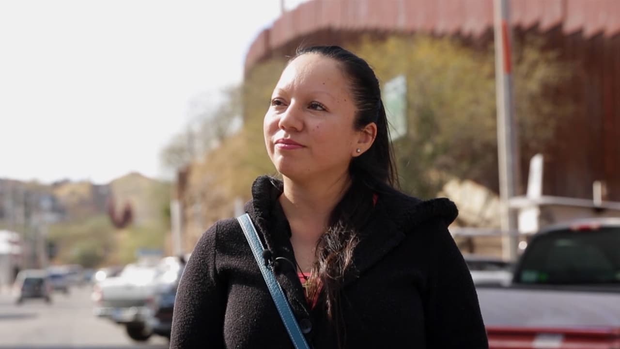 Guadalupe García cerca del muro fronterizo en Nogales, Sonora.