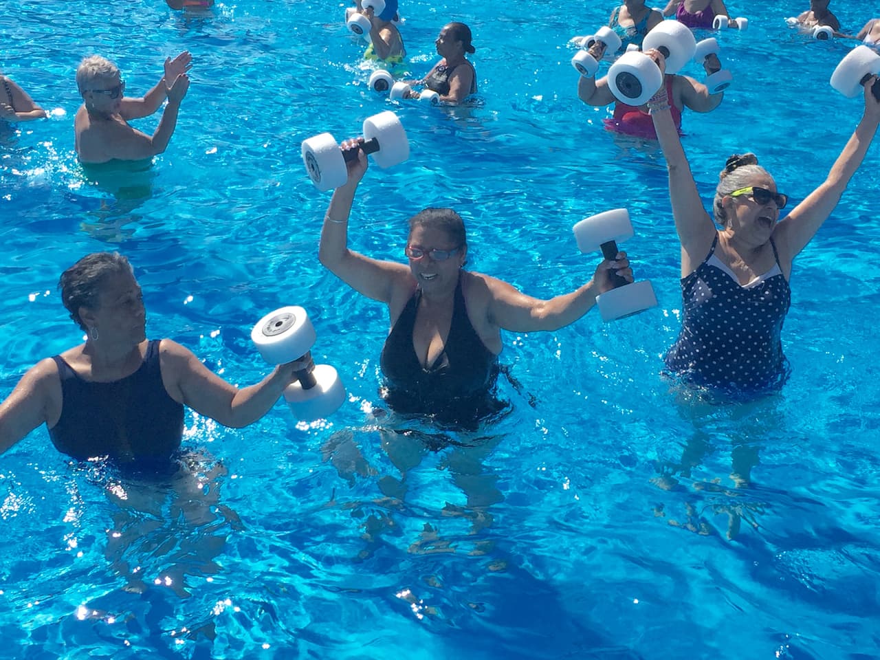 La salsa suena a todo volumen a la hora de ejercitarse en la piscina.