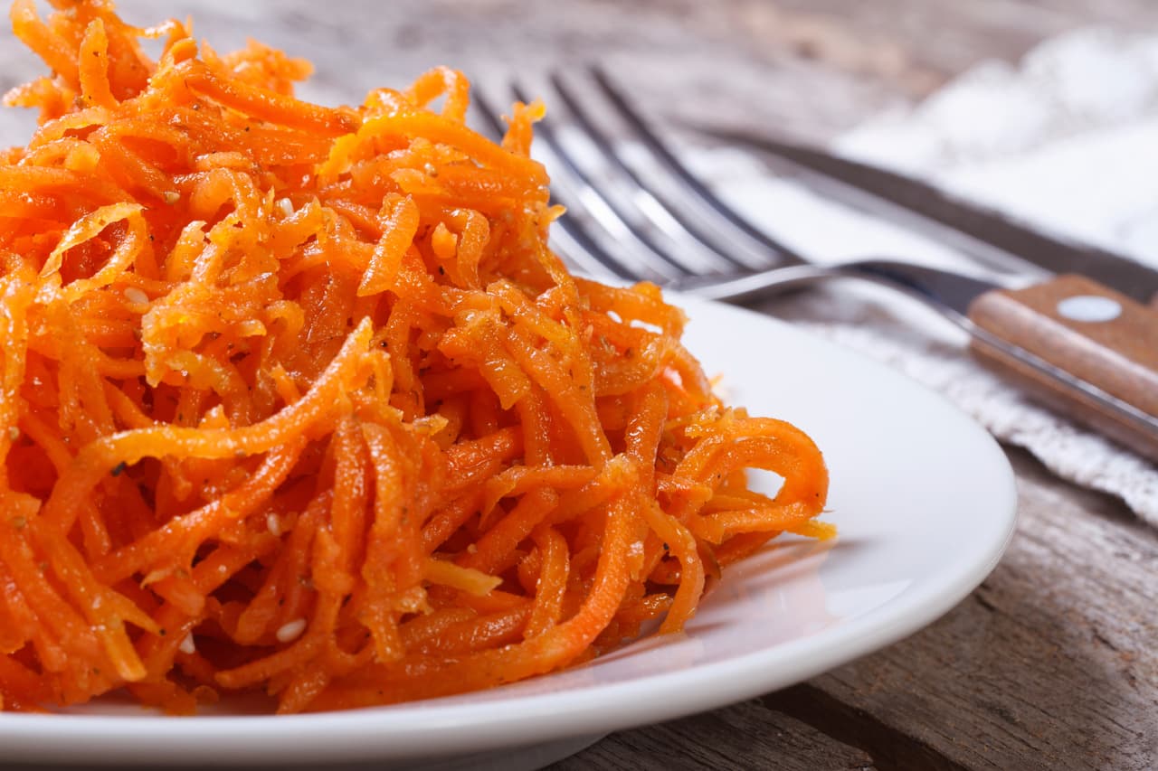 Zanahoria cruda. Al cocerla, algunas propiedades de esta verdura se pierden o disminuyen, por eso la mejor manera de adquirir su fibra es comerla cruda. Ráyala y agrégale sal, limón y chile para una colación de media tarde.