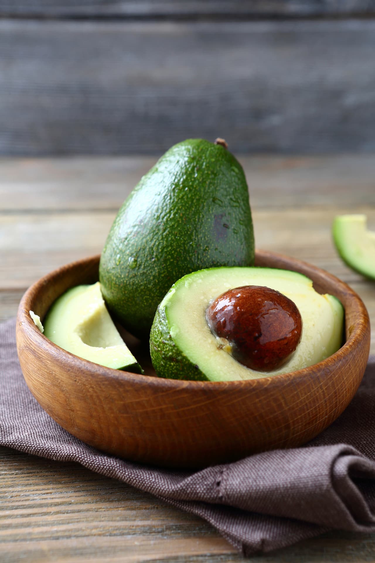 Aguacate. Un aguacate de tamaño promedio te abastece de hasta diez gramos de fibra y por sus grasas buenas también contribuyen a disminuir tus niveles de colesterol y prevenir así ataques cardíacos.