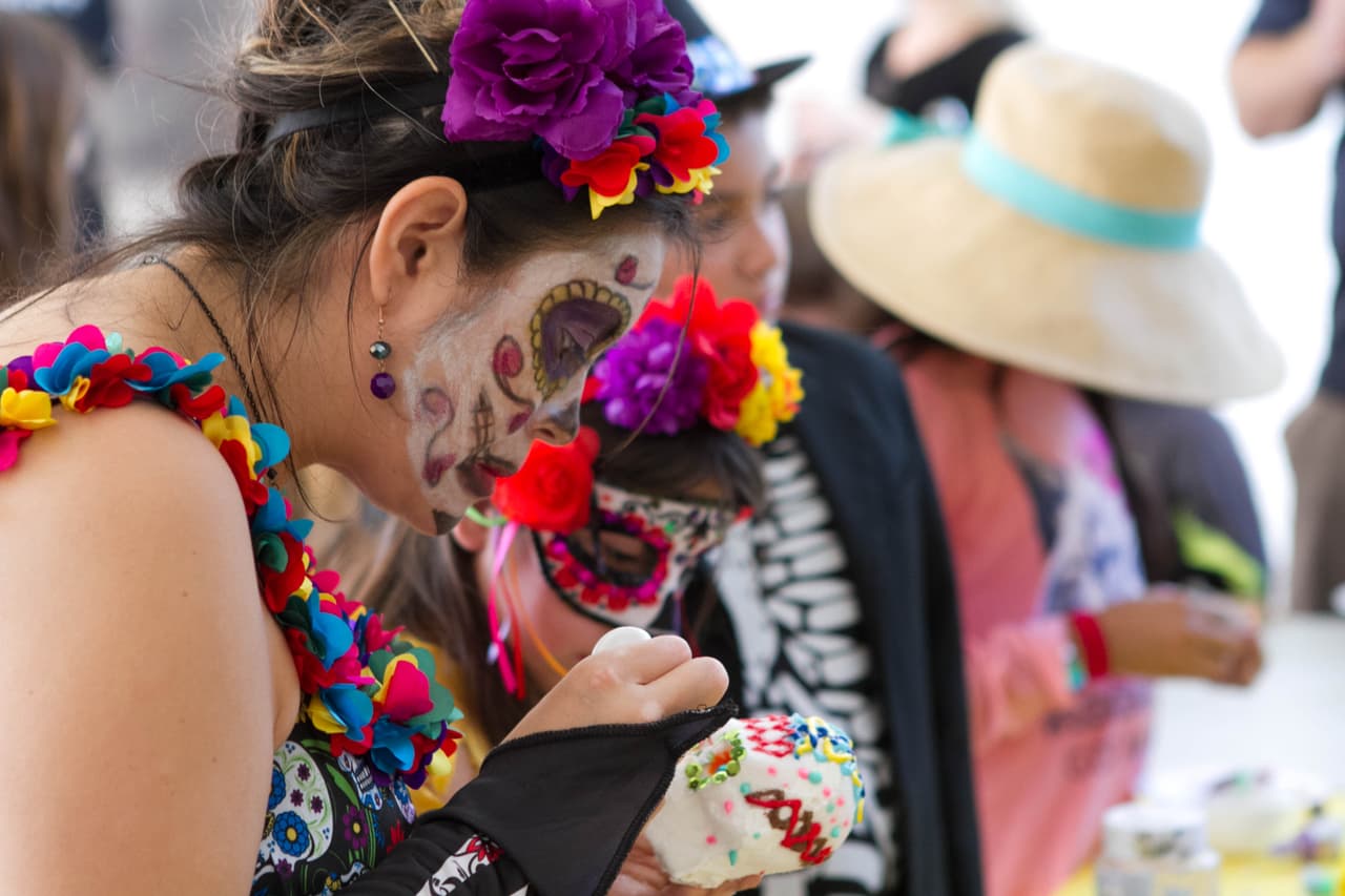 Altares, música, piñatas, papel picado, exhibición de autos antiguos, calaveras, pan de muerto y caritas y manitas pintadas hicieron parte del evento del 'Día de los Muertos' organizado en el Centro Cultural Mexico-Americano de Austin.