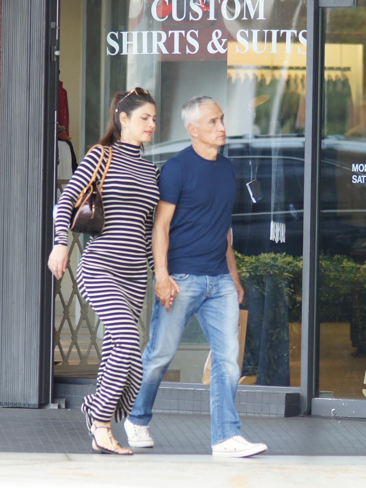 ¡Son tan lindos tomados de la mano!