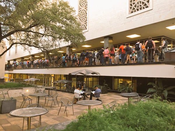 Autoridades del condado Travis dijeron que esperan más de 100,000 votantes, cifra que superaría los 48,000 votos emitidos en las primarias de 2012.