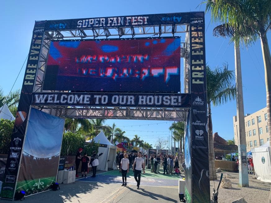 El Fan Fest 2020 del Super Bowl LIV se lleva acabo en Wynwood Market; los aficionados disfrutan de diversas actividades, jueguitos y mucha convivencia familiar.
