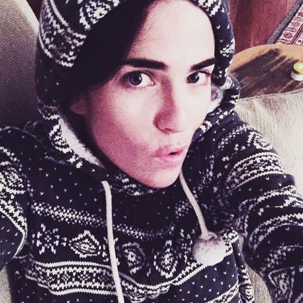 Karla Souza celebró muy abrigadita.