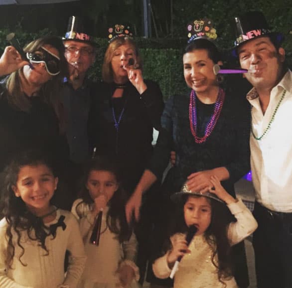 Aquí con su familia y sus nenas.