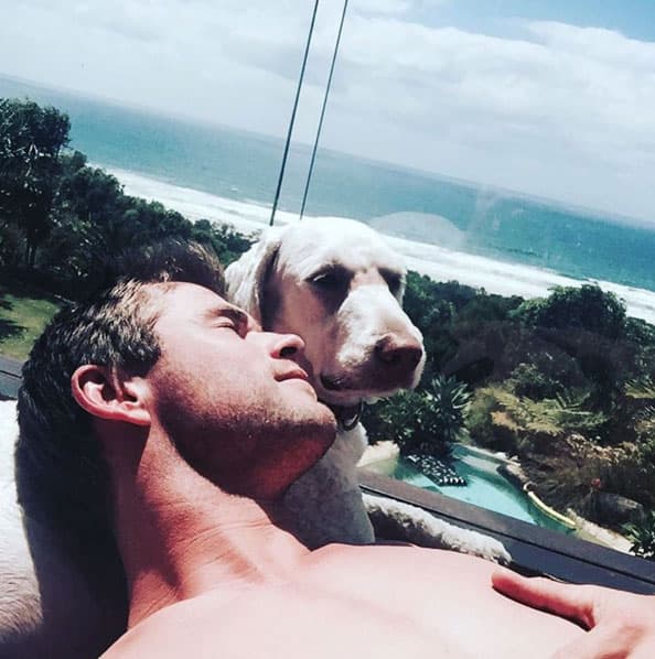 Chris Hemsworth, el mismísimo Thor, muy asoleado con su perrito.