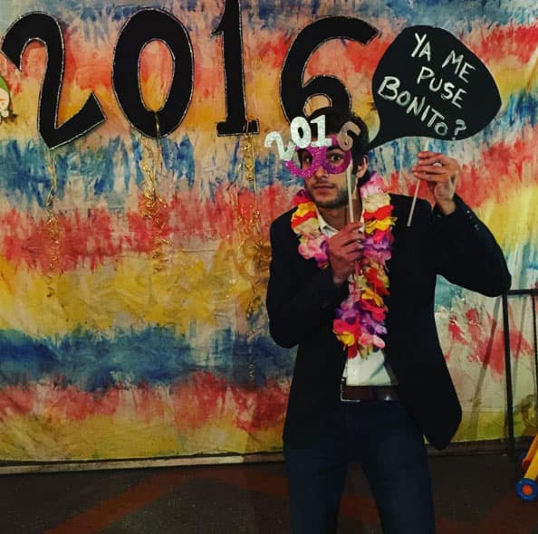 Juan Pablo Gil bromeando en su fiesta familiar.