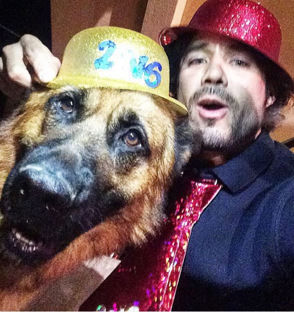 José Ron metió hasta a su perro a la fiesta.