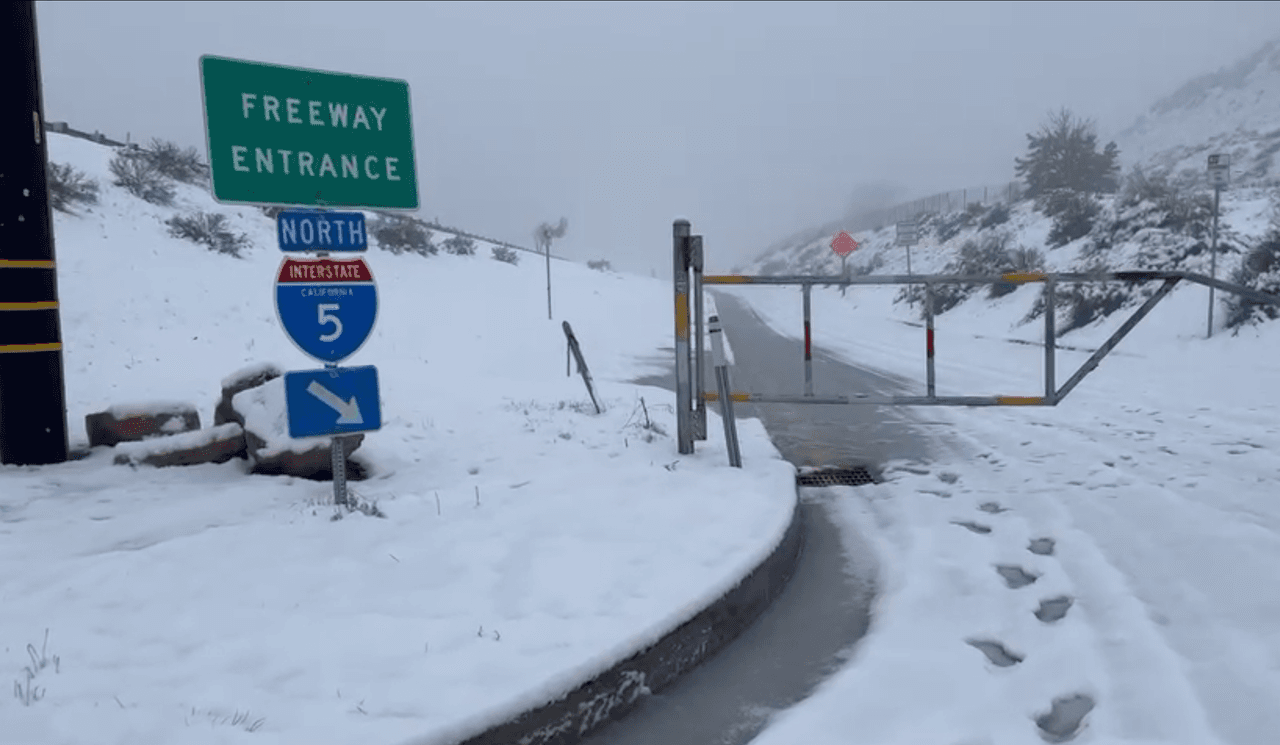 La nieve cayendo a 1,500 pies de altura debido a la
<a href="https://www.univision.com/local/los-angeles-kmex/local/los-angeles-kmex/blizzard-fenomeno-climatico-tormenta-helada-sur-de-california" target="_blank">tormenta invernal</a>, obliga el cierre de carreteras en el sur de California. Las vías de la autopista I5 en el área de Grapevine, ha sido bloqueada hasta nuevo aviso. Esto debes saber.