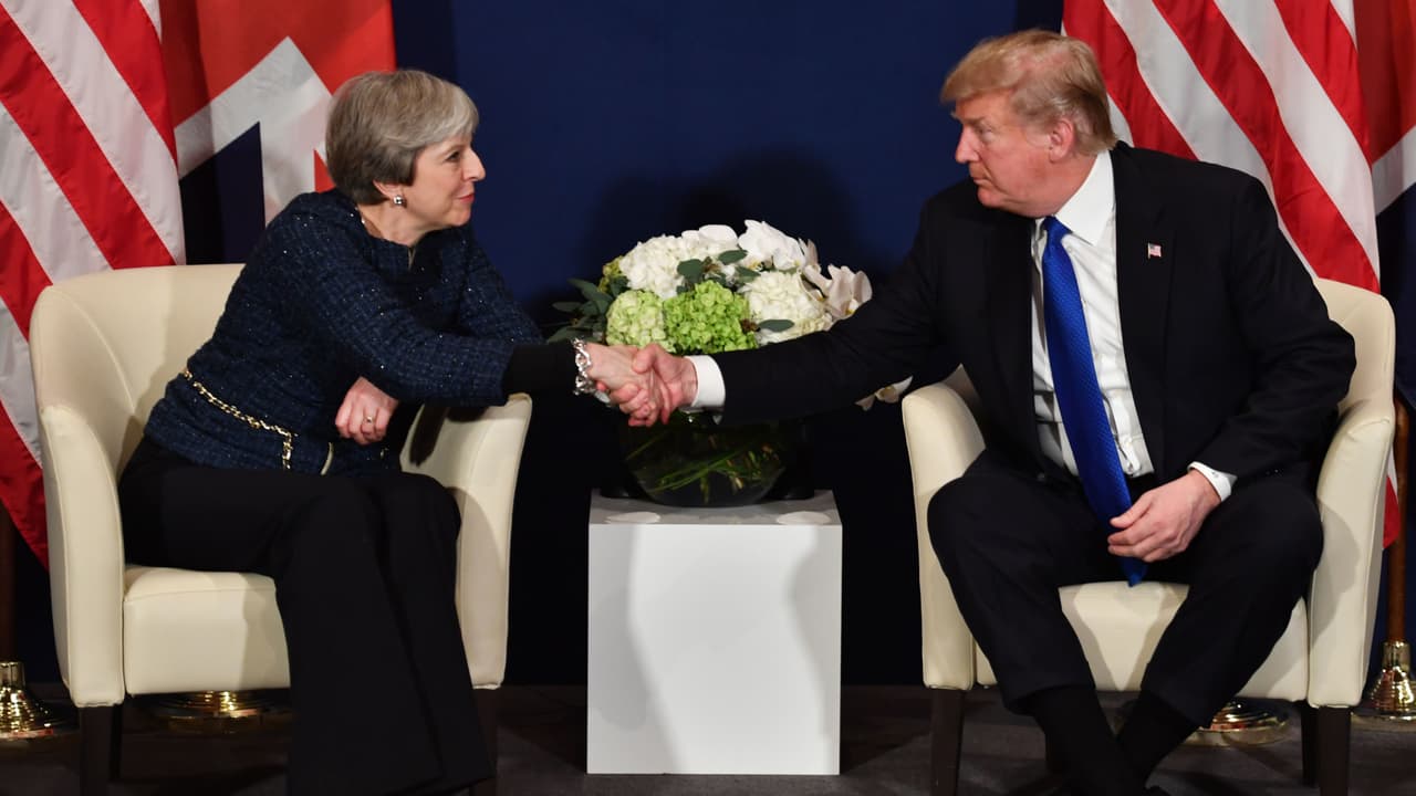 En la reunión de Donald Trump con la primera ministra de Reino Unido, Theresa May, el presidente estadounidense pretendió acallar los rumores sobre el deterioro de la ‘relación especial’ entre Londres y Washington. Theresa May apoyó al presidente Donald Trump y aseguró que ambos países continúan trabajando juntos. Trump dijo que visitará Londres este año.