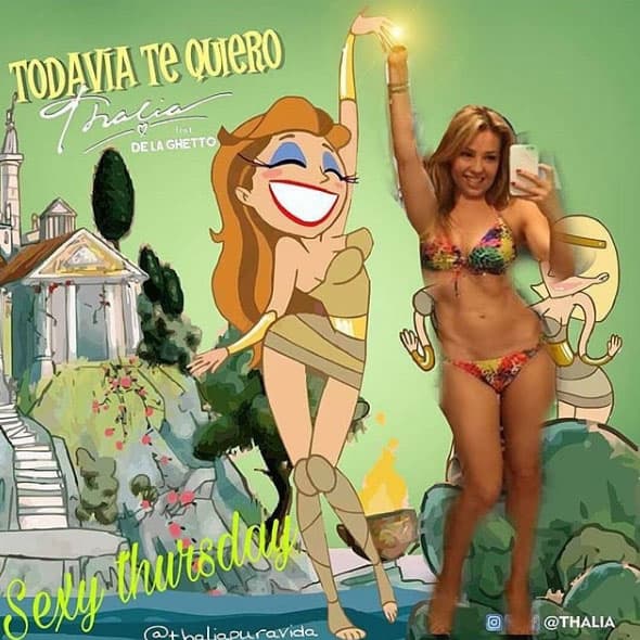 También bromea con su hermosa figura en bikini posando como su personaje en el nuevo clip.