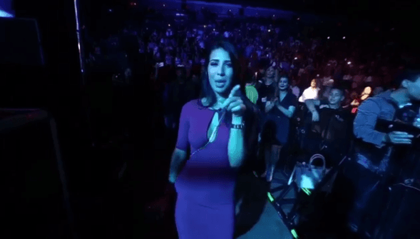 Bueno, también ella, que sabemos que es la dueña de su corazón y va a todos lados con él ya que además de ser el amor de su vida es su manager y siempre está al pie del escenario apoyándolo.