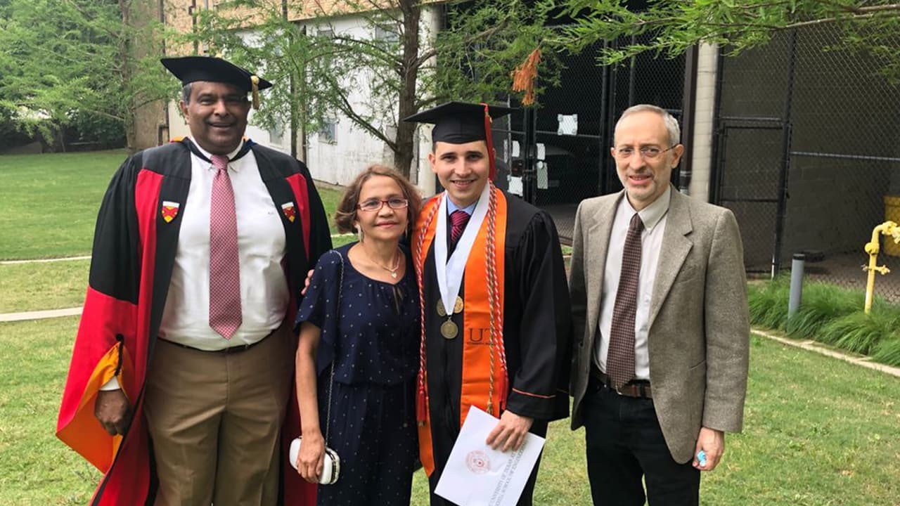 Su madre y maestros se sienten muy orgullosos de él.