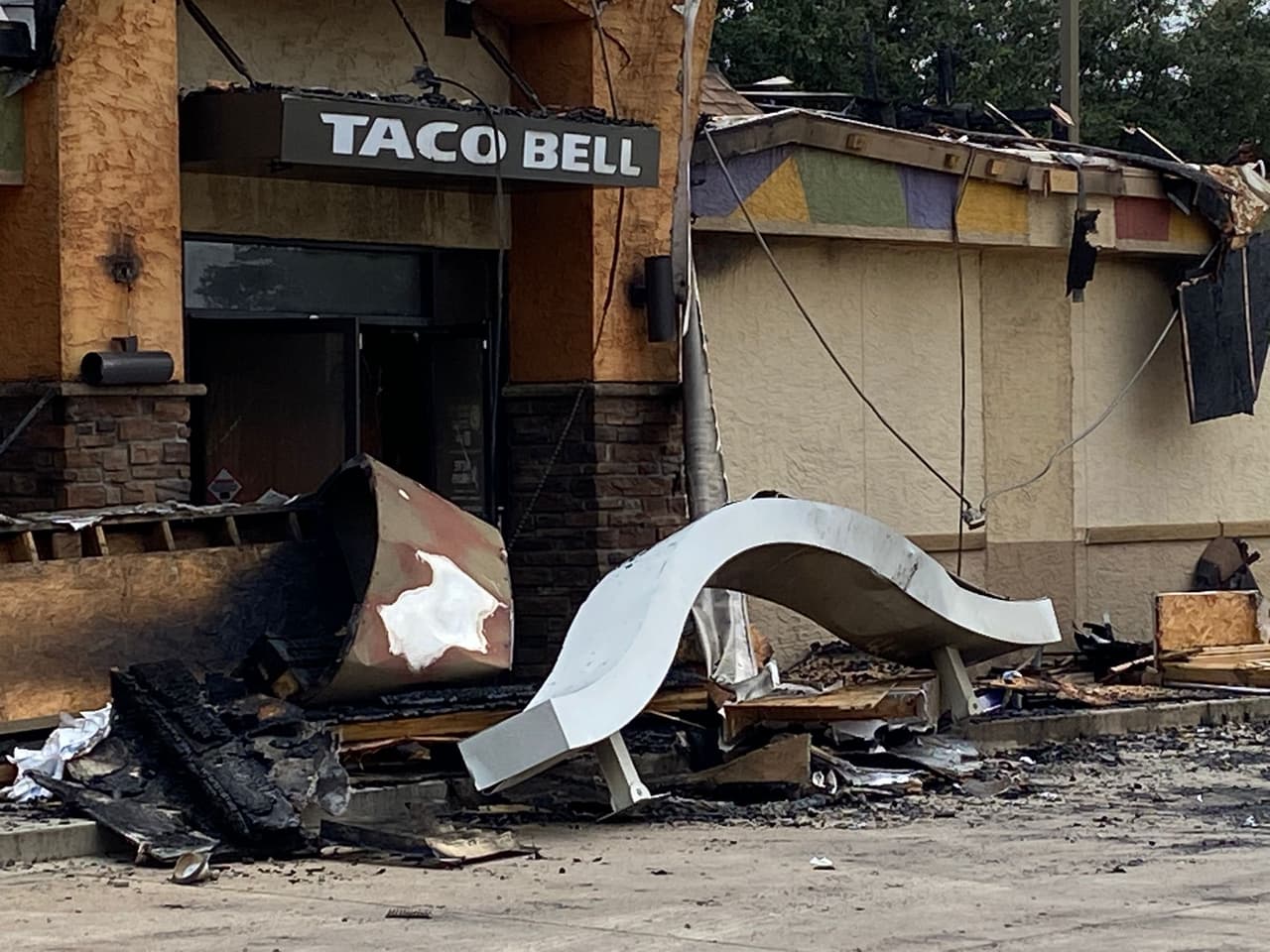 Una sucursal de la cadena de comida rápida Taco Bell quedó totalmente en ruinas.
<br>