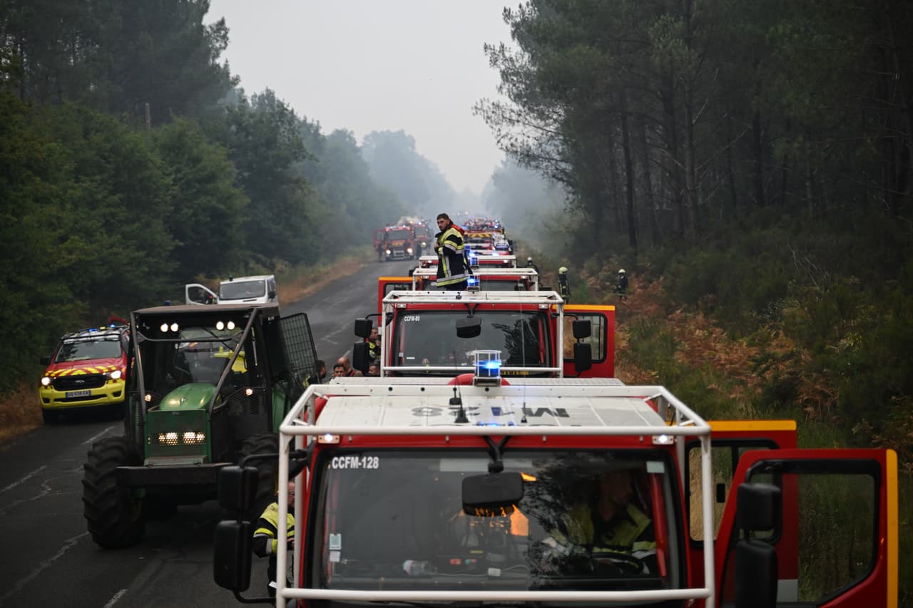 Mientras tanto los bomberos franceses también se ponen manos a la obra.