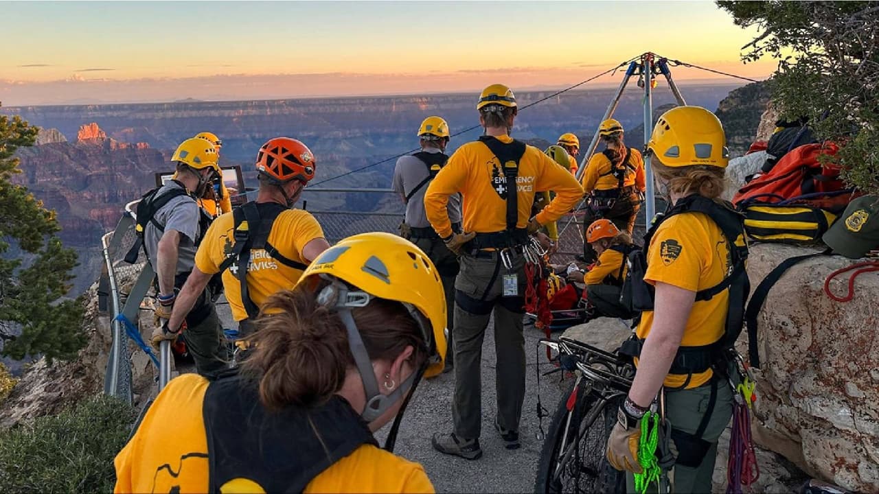 Rescatan a niño de 13 años que cayó por un precipicio de 70 pies en el Gran Cañón
