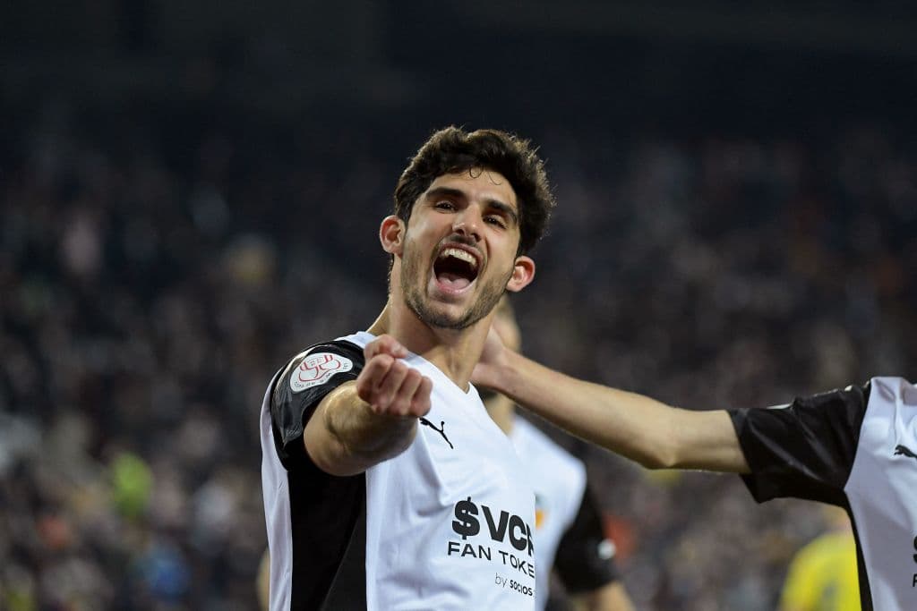 Valencia se queda con la victoria sobre Cádiz 2-1 y consigue su pase a la Semifinal de la Copa del Rey. Goncalo Guedes (24') y Hugo Duro Perales (79') le dieron el triunfo a los Ches, mientras que Lucas Pérez (54') anotó el único tanto para el 'submarino amarillo'.