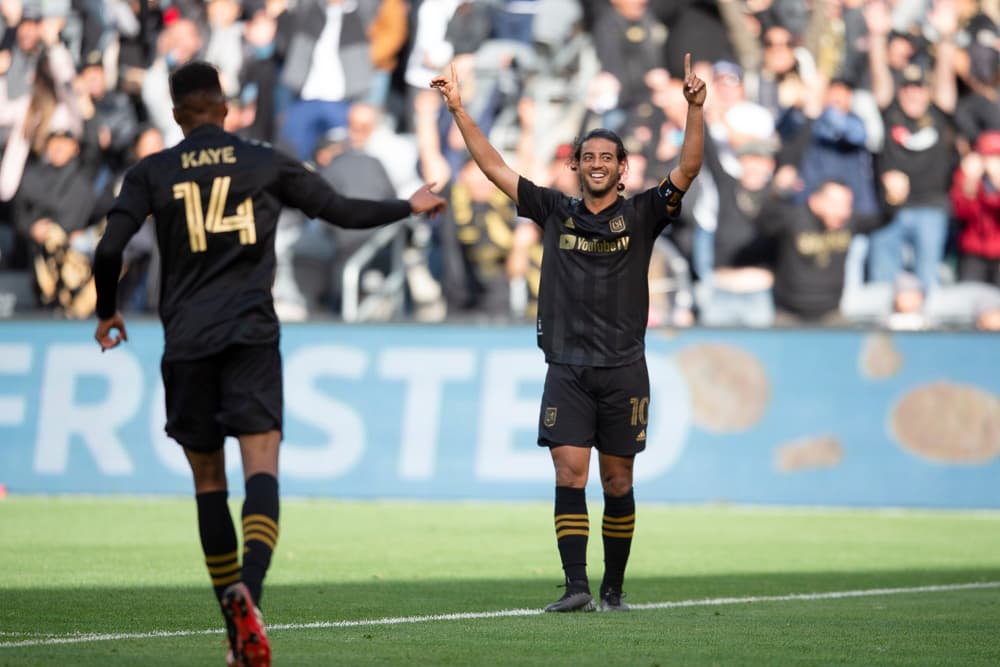 Todos corren a festejar con Carlos Vela después del golazo que acaba de hacer para poner al LAFC al frente.