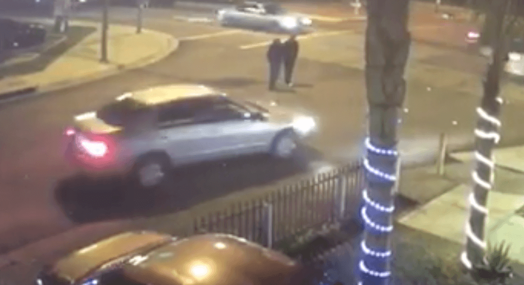 Honda Accord plateado captado por cámara de vigilancia.