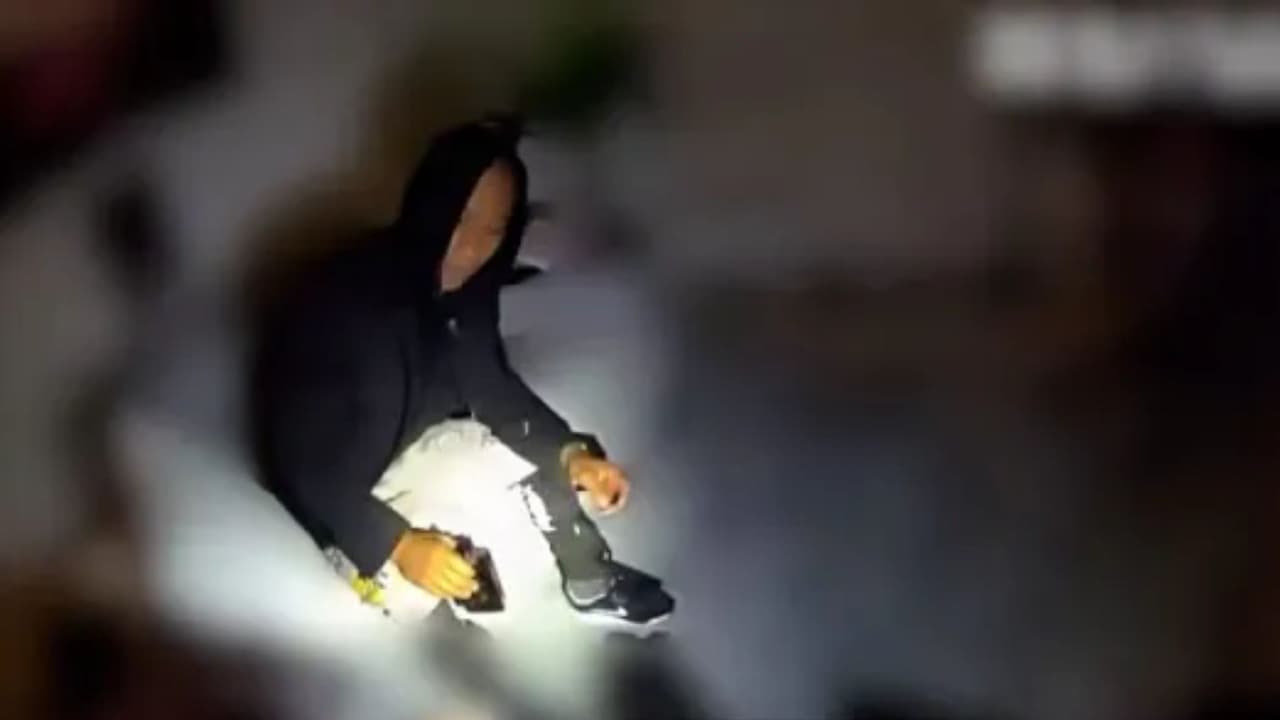 Llevaba los zapatos del dueño: hallan dormido en un sofá a presunto ladrón