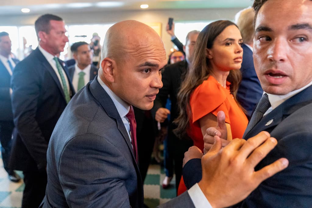 Su asistente personal
<b>Walt Nauta, quien a su vez enfrenta seis cargos</b> en el caso de los documentos clasificados, se encontraba en el restaurante con él. Nauta, según los fiscales, movió cajas de un depósito a la residencia de Trump para que las revisara y luego mintió a los investigadores sobre estos traslados de documentos secretos.