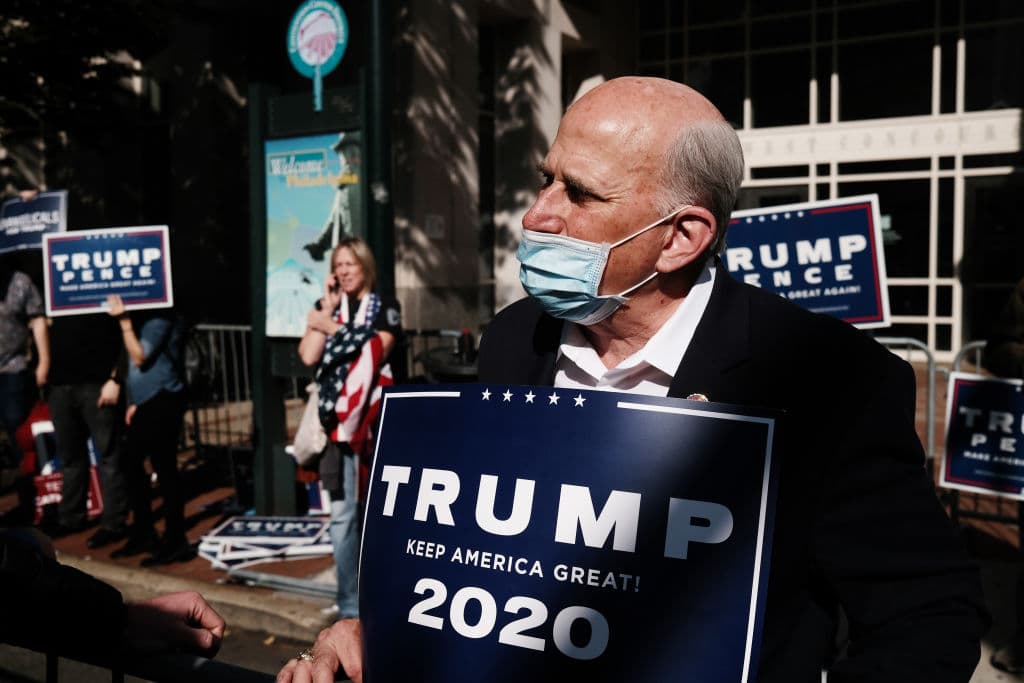 <b>Louie Gohmert</b>, del distrito 1 de Texas (que cubre un importante área rural al noreste texano) es uno de los más radicales simpatizantes de Trump. Días antes del asalto al Capitolio
<a href="https://thehill.com/homenews/house/532407-gohmert-talks-of-violence-in-streets-after-his-lawsuit-is-dismissed" target="_blank">urgió a que hubiese "violencia en las calles"</a>, llamado que hizo desde el 3 de enero, e incluso presentó un último recurso ante la Corte Suprema el mismo 6 de enero que fue rechazado, una vez más, por falta de pruebas. Gohmert evitó pasar por el detector de metales puesto en el Capitolio sin explicar por qué. Donald Trump Jr. tuiteó que el congresista texano había "citado las palabras exactas de Pelosi", cuando en realidad el representante ya había hecho el llamado a la violencia por su cuenta en otras ocasiones.