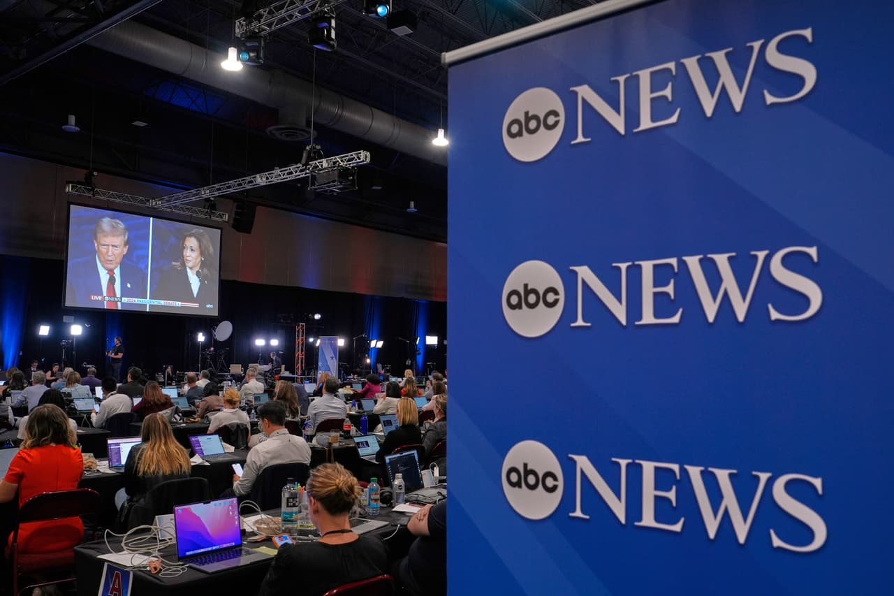 ABC pide a juez federal impedir revisión anticipada de licencias de transmisión; acusa represalias del gobierno de Donald Trump