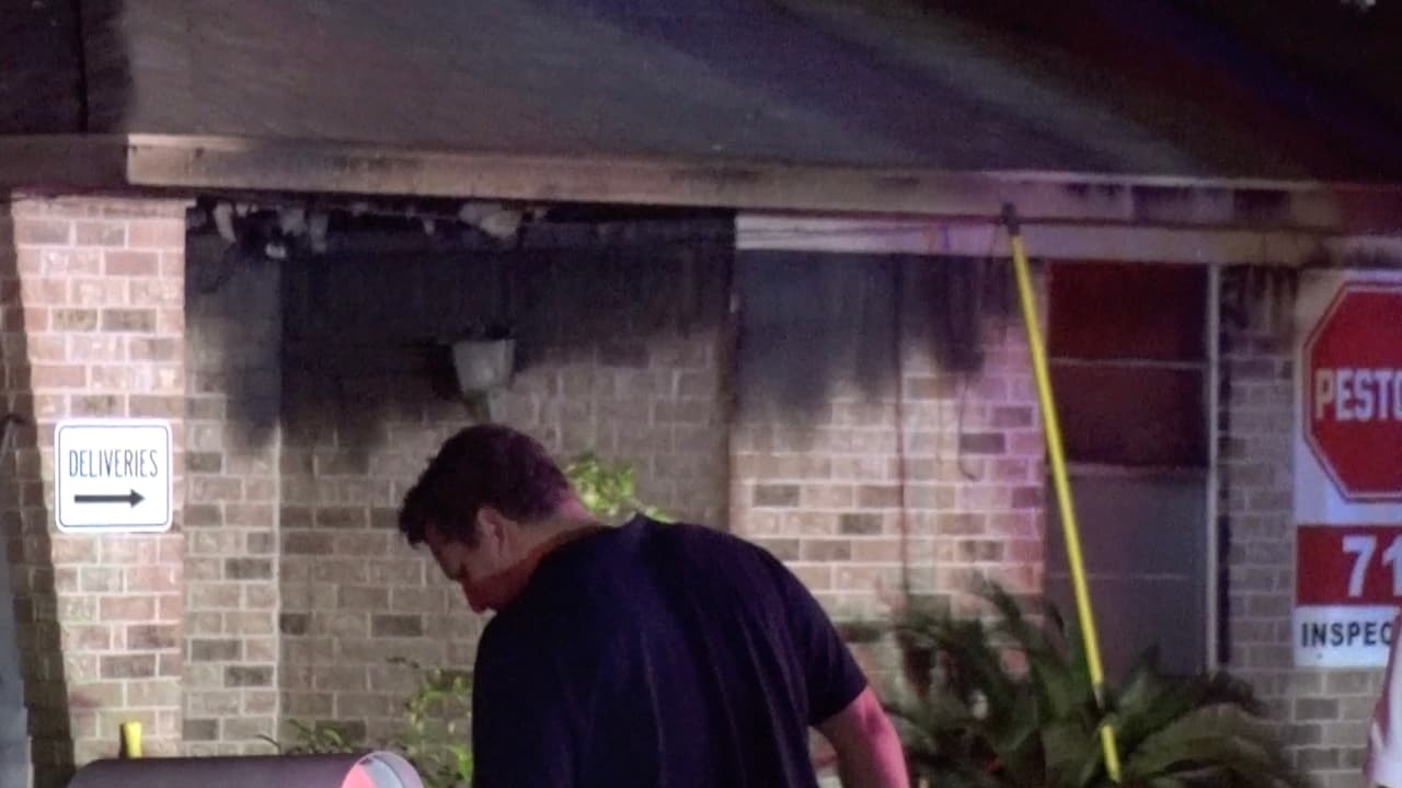 Al lugar acudieron elementos del Departamento de Bomberos de Cy-Fair tras recibir las llamadas de los vecinos sobre un incendio.