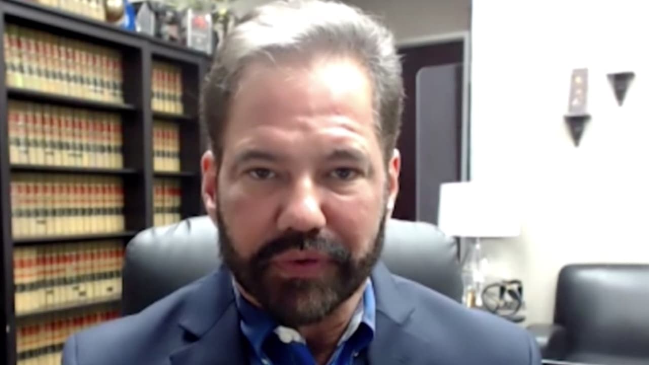 “Si eres menor de edad y sales no hay ningún problema. Pero hay un castigo, castigo permanente que no importa si eres niño o adulto y la ley dice que si llevas más de uno ilegal en EEUU y sales, no te cae castigo si eres menor, pero si regresas a los EEUU si te aplica el castigo y la ley dice que no hay perdón y tienes que pasar los 10 anos fuera”, asegura
<b><a href="https://www.univision.com/local/houston-kxln/estimulo-economico-tramites-migratorios">Raed González</a></b>, abogado de inmigración.