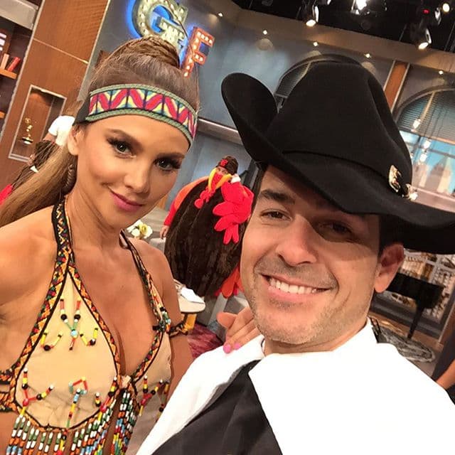 "Todo listo en @elgordoylaflaca con la bella nativa americana @ximenacordoba y el pavo @rauldemolina (yo soy el Peregrino Norteño)", compartió Carlos Calderon.