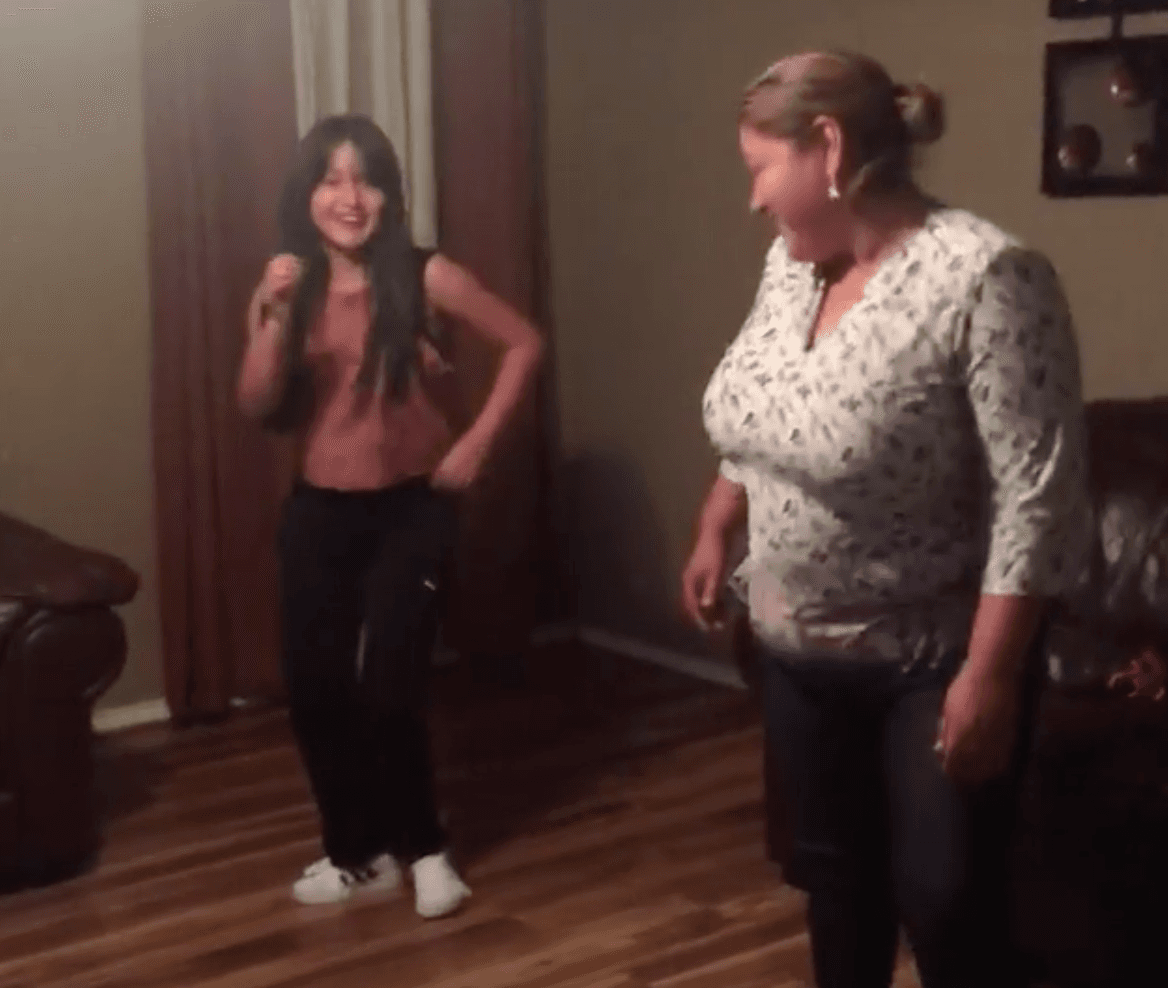 Así baila la mamá de Rubí el éxito 'Despacito' animada por su hija