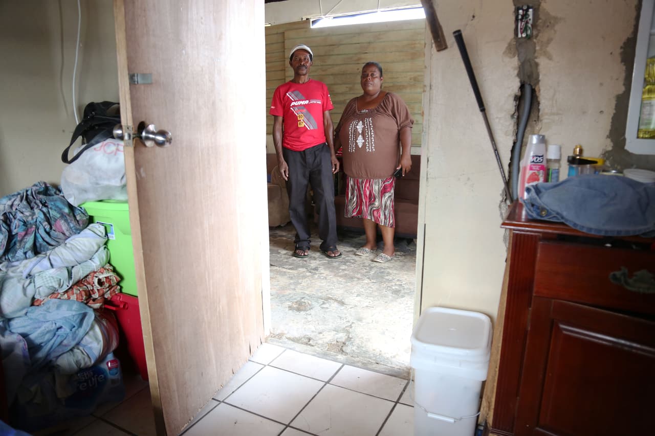 La nevera y el resto de su cocina quedaron destruidas. Y un calor sofocante se apodera de la casa cada día, pues las ventanas siguen cubiertas por paneles de madera.