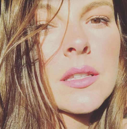 Pocas veces vemos a la actriz con tan poco maquillaje, así que su foto provocó revuelo. Algunos le escribían que habían quedado "enamorados" de sus pecas en el pecho, mientras otros confesaban que la preferían maquillada.