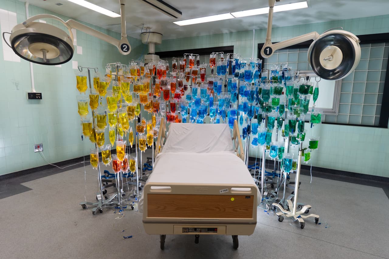 Una instalación de la artista Yaara Sachs se exhibe durante la exposición "Hospital de las Emociones" en un antiguo edificio hospitalario de Los Ángeles, el miércoles 22 de julio de 2026. (Foto AP/Jae C. Hong)