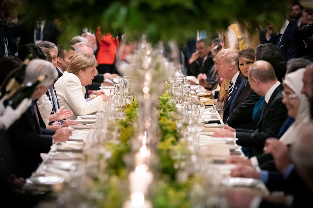El presidente estadounidense Donald Trump habla con la canciller alemana Angela Merkel en 2018 durante la cena para los participantes y socios de la Cumbre del G20 en el Teatro Colón de Buenos Aires, Argentina.