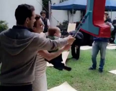 Y sus orgullosos padres le organizaron una fiesta en la Ciudad de México.