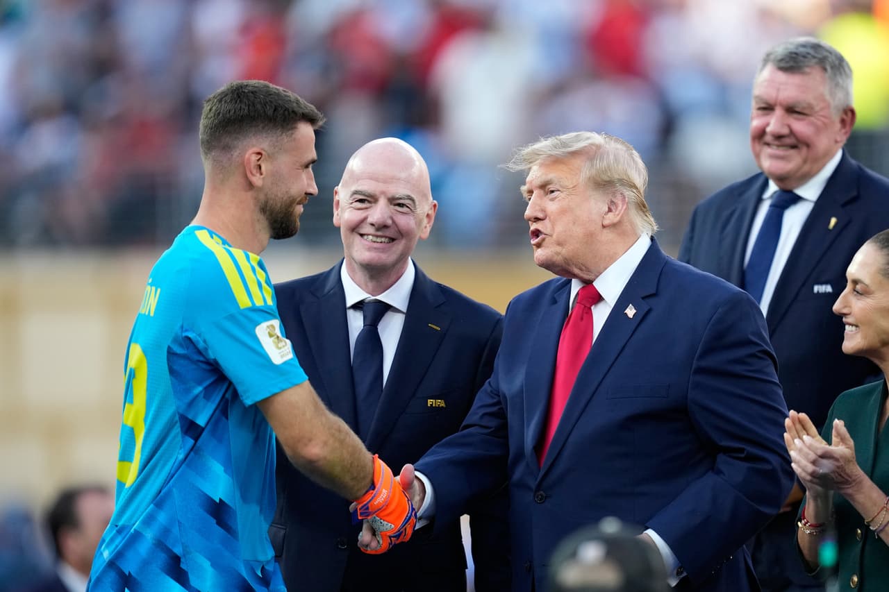 El presidente Trump premia a Unai Simón.