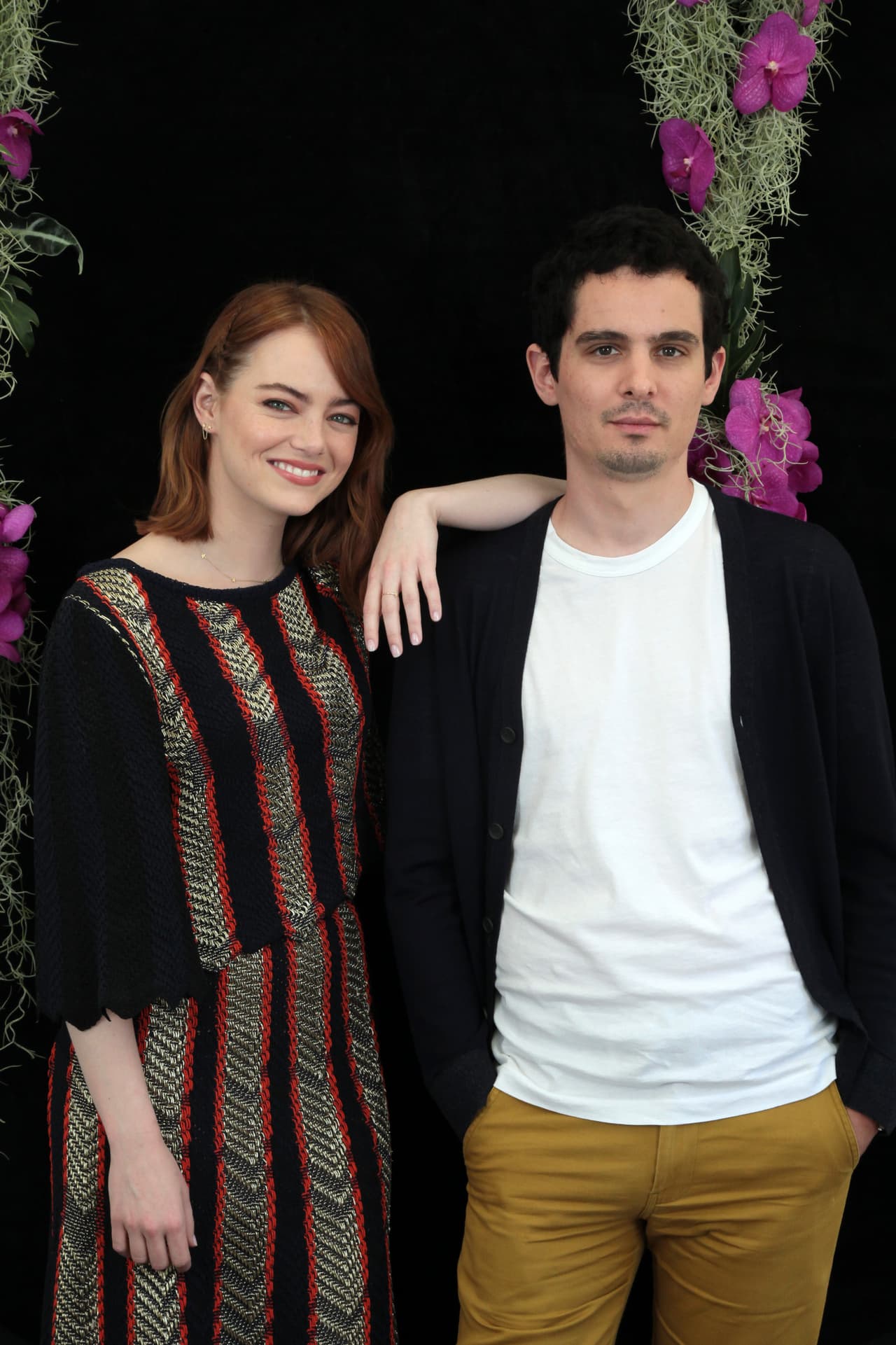 Emma Stone en una de sus varias sesiones de fotos para prensa, aquí con su compañero Damien Chazelle.