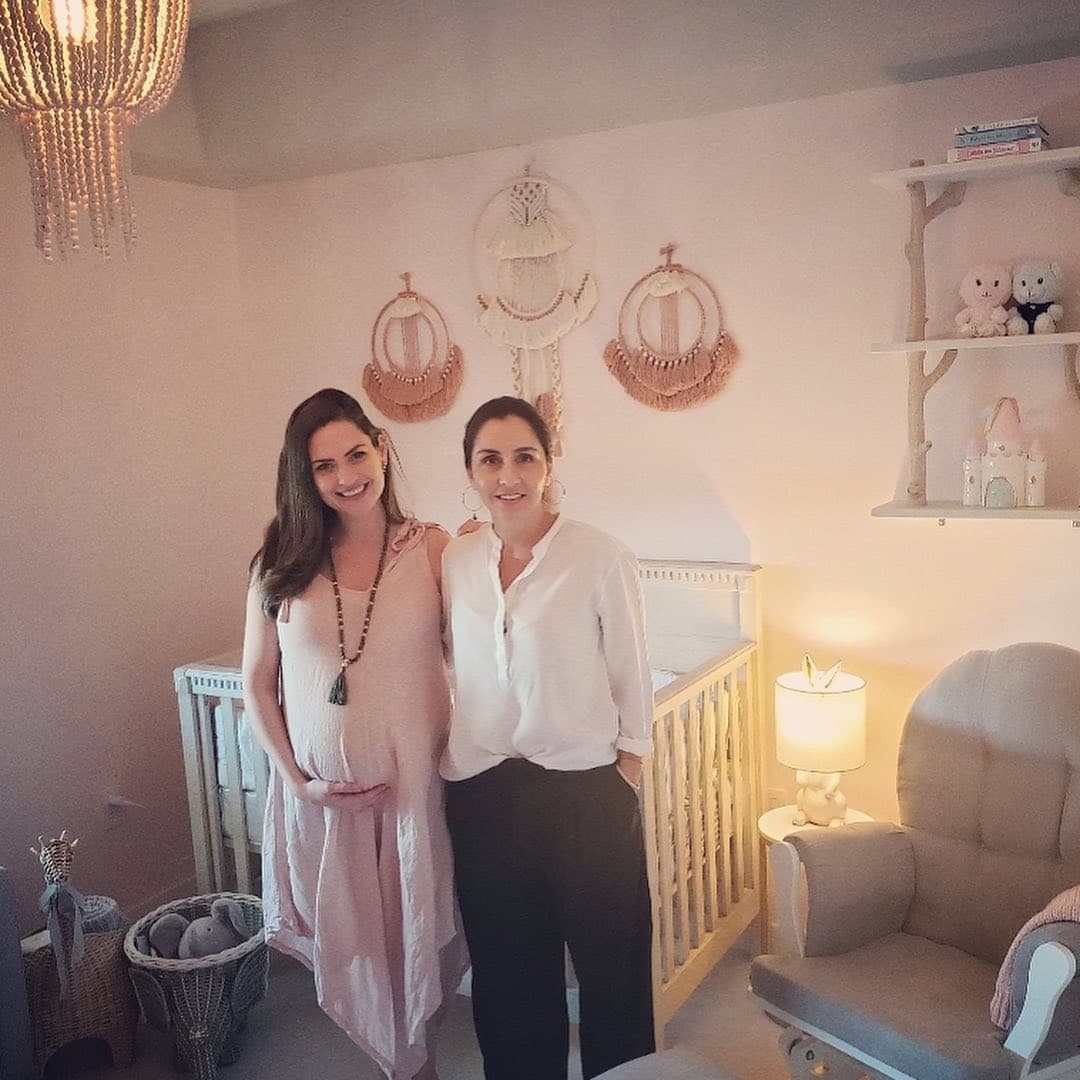 Este es el cuarto en el que dormirá Megan. El detalle principal de la habitación son los "atrapasueños" con los que la familia buscan mantener en resguardo a la pequeña, pues representan cuidado espiritual. Las paredes están pintadas de rosa y gris.