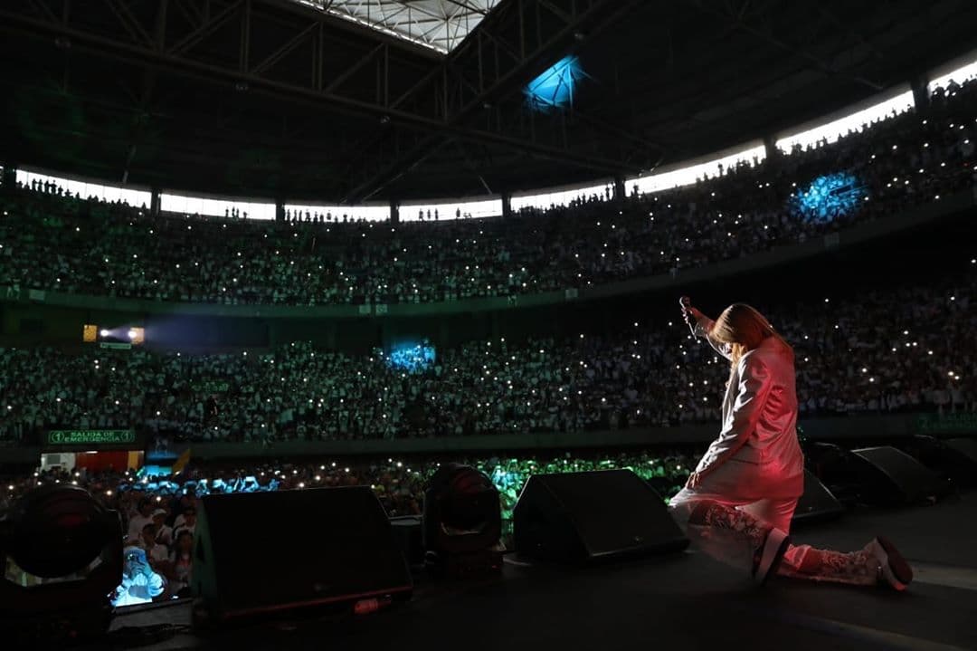 La noche del 10 de febrero,
<a href="https://www.univision.com/entretenimiento/asesinan-al-cantante-legarda-novio-de-la-youtuber-luisa-fernanda-w-durante-un-asalto-bancario"><b>la youtuber Luisa Fernanda W</b></a> encabezó el concierto 'Más sueños, menos balas', en tributo póstumo a su novio,
<b> el reggaetonero Fabio Legarda</b>.